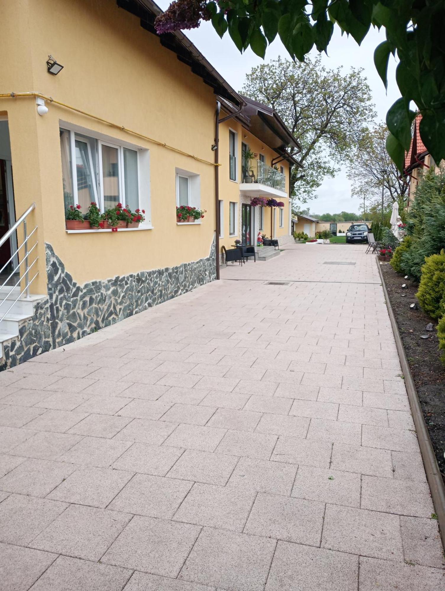 Izabella Guest House Săcele Exterior photo